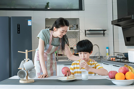 男孩做早餐年轻妈妈给孩子做早餐背景