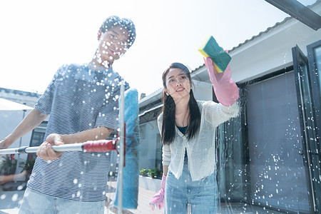 青年夫妇在家做家务劳动图片