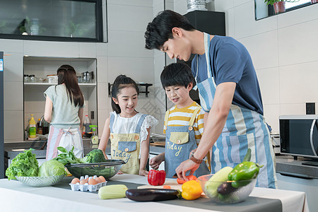 年轻父母教孩子学做饭图片