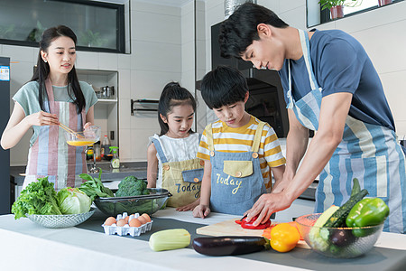 年轻父母教孩子学做饭图片