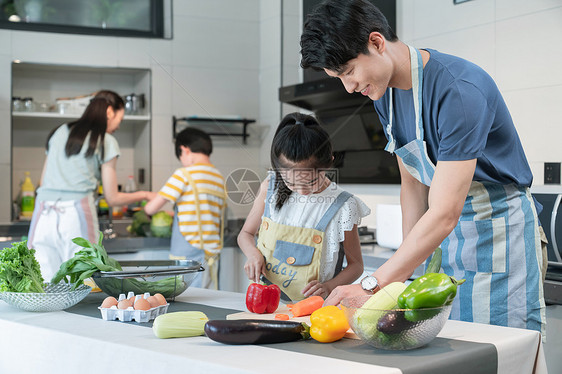 年轻父母教孩子学做饭图片