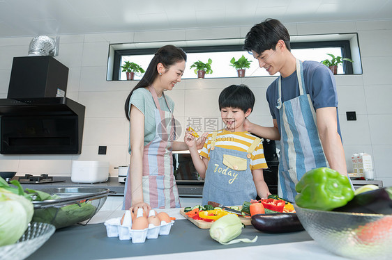 年轻父母教儿子学做饭图片