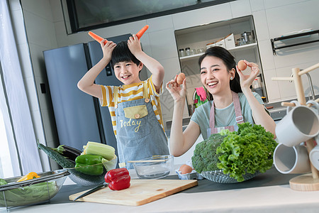 在厨房里做饭的快乐母子图片