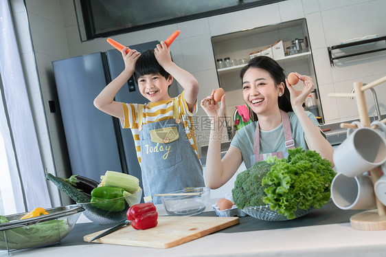 在厨房里做饭的快乐母子图片