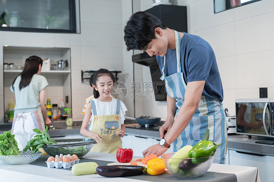 年轻父母教孩子学做饭图片