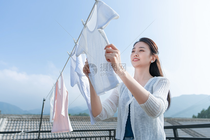 青年女人晾晒衣服图片