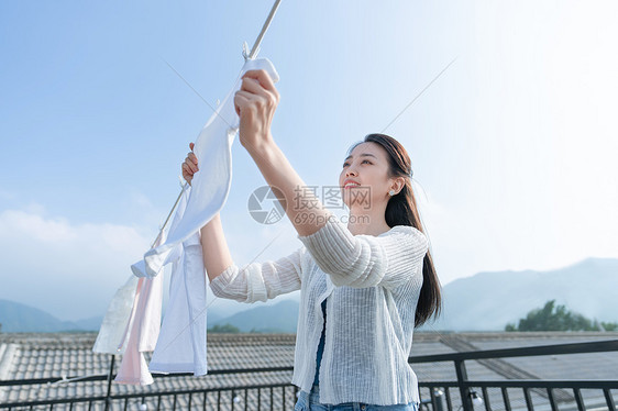 青年女人晾晒衣服图片