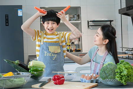 在厨房里做饭的快乐母子高清图片