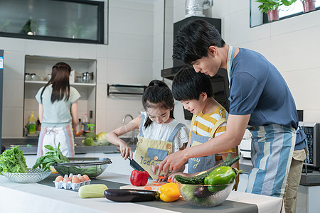 年轻父母教孩子学做饭图片