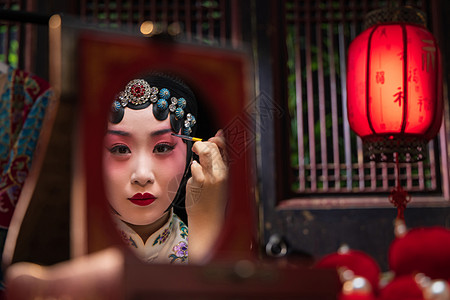 京剧女演员对着镜子化妆图片