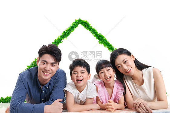 绿色房子下趴着的幸福家庭图片