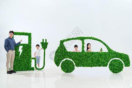 快乐家庭给新能源汽车充电图片