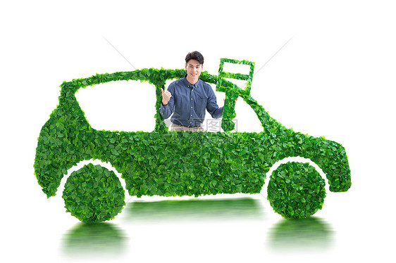 青年男人驾驶绿色环保汽车出行图片