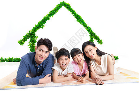绿色房子下趴着的幸福家庭图片