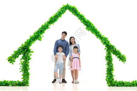 绿色家园绿色房子下的幸福家庭背景