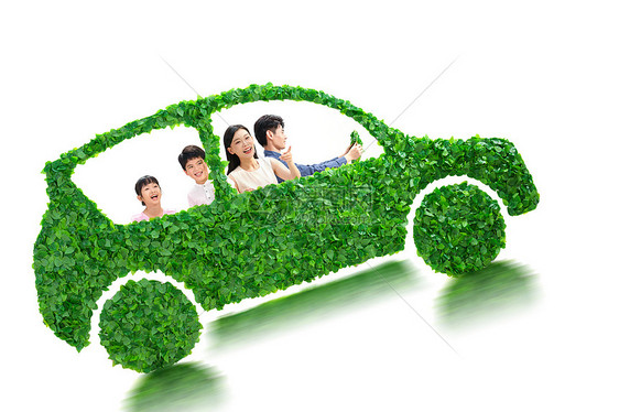 欢乐的一家人驾驶绿色环保汽车出行图片