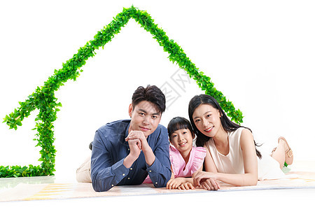 绿色房子下趴着的幸福三口之家图片