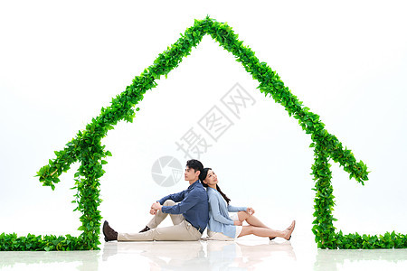 绿色房子下的幸福伴侣图片