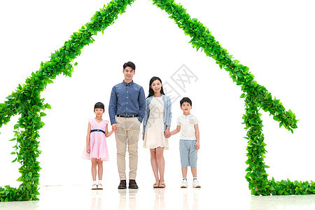 绿色房子下的幸福家庭图片