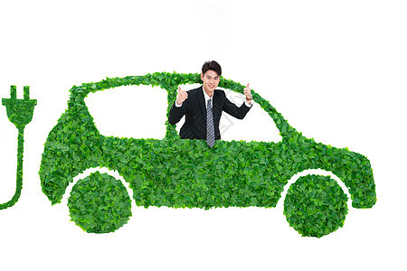 青年商务男士驾驶绿色环保汽车出行图片