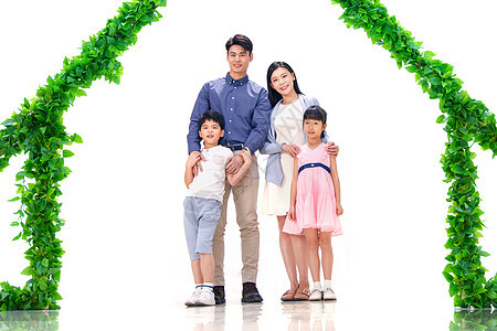 绿色房子下的幸福家庭图片