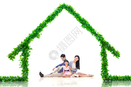 绿色房子下的一家三口图片