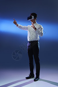 戴VR眼镜的商务男士高清图片