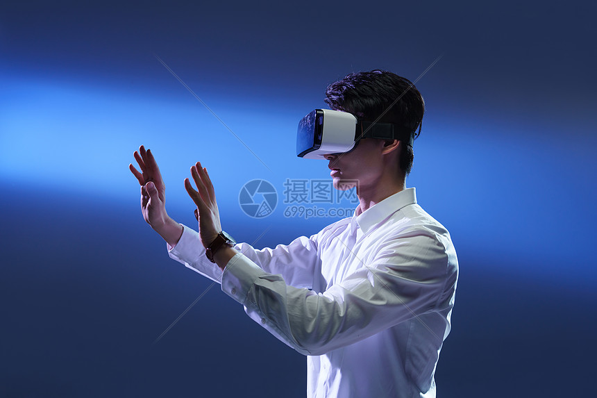 戴VR眼镜的商务男士图片