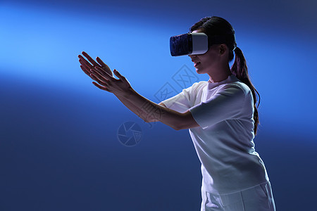 戴VR眼镜的商务女士图片