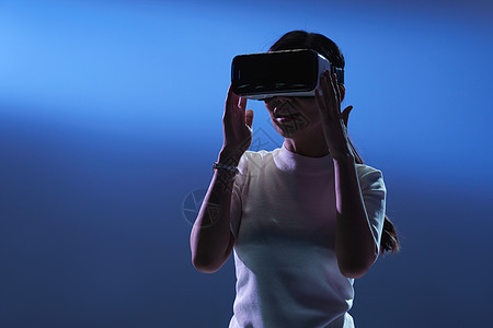 蓝色科技戴VR眼镜的商务女士背景