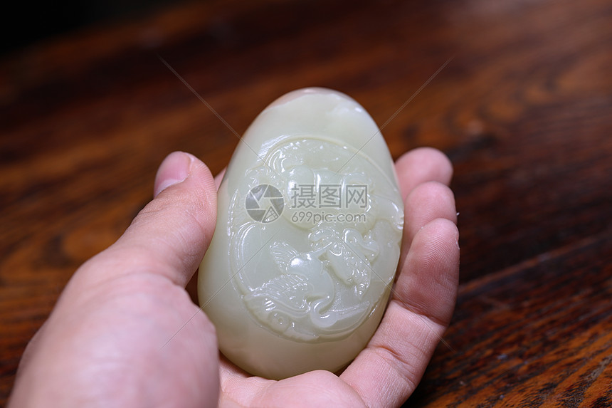 手拿玉石雕刻品高清图片下载-正版图片507630615-摄图网