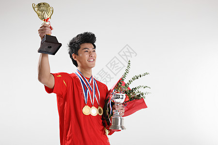 一个东方男运动员手拿奖杯图片
