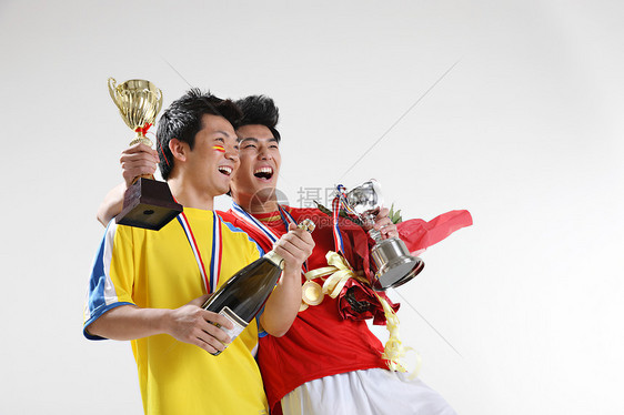 两个东方男运动员手拿奖杯图片