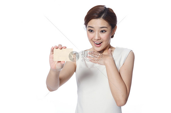 青年商务女士拿着信用卡图片