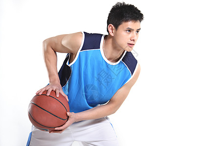 东方青年男子打篮球图片