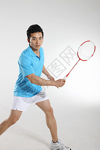 东方青年男子打网球图片