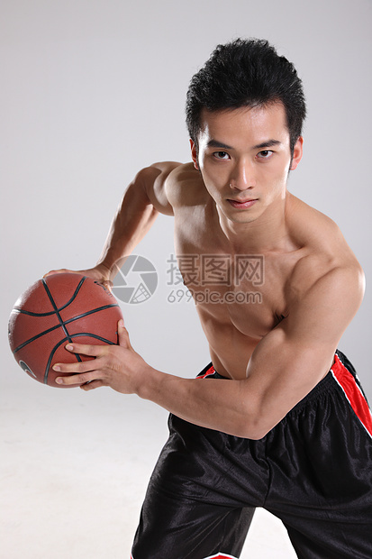 东方青年男子拿篮球图片