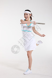 东方青年女子打网球图片