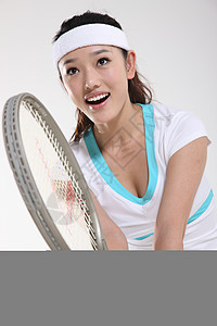 东方青年女子打网球图片