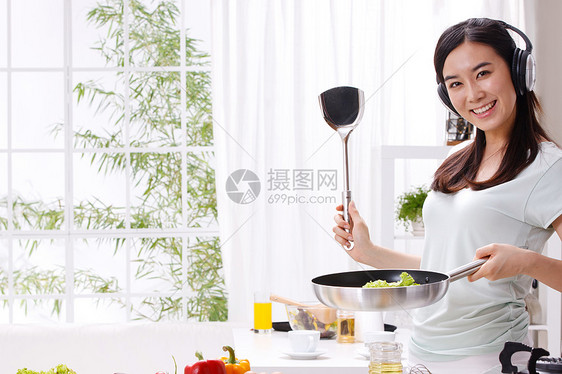 年轻女人在厨房做饭图片