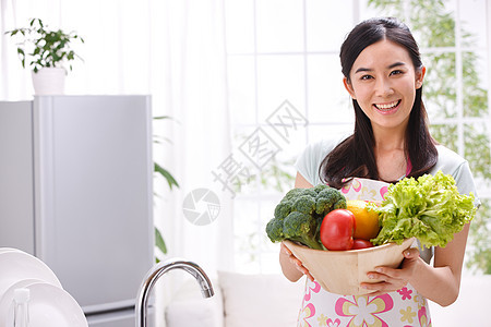 年轻女人在厨房做饭图片