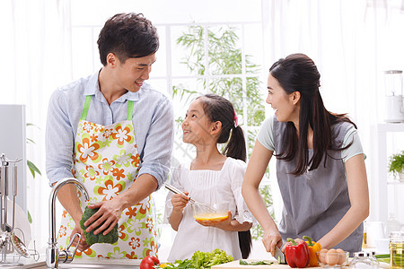 一家三口在厨房做饭图片