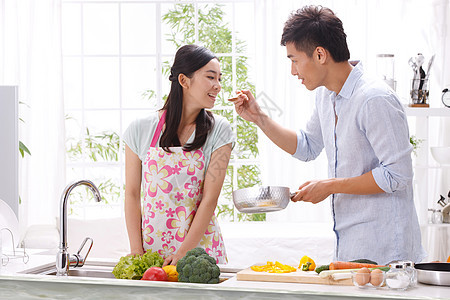 年轻夫妇在厨房做饭图片