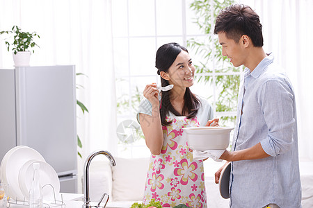 年轻夫妇在厨房做饭图片