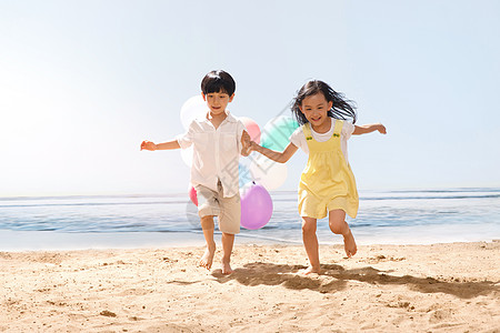 海边度假男孩儿童在海边奔跑背景