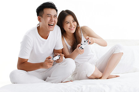 兴奋的青年夫妇在玩游戏图片