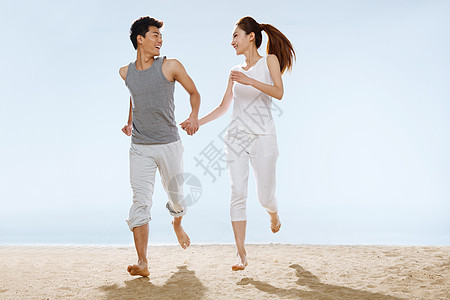 海边跑步的浪漫情侣图片