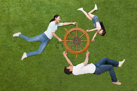 三口之家侧卧在草地上模仿航海图片
