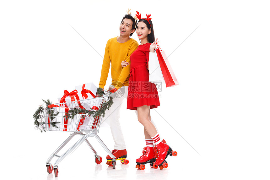 圣诞节推购物车的年轻情侣图片