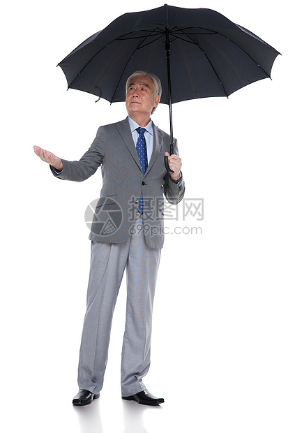 一个商务老年男人在打伞图片
